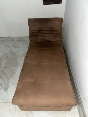 Sofá Chaise em Suede Marrom - Confortável