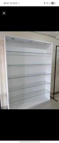 Movel com pratileiras de vidro
