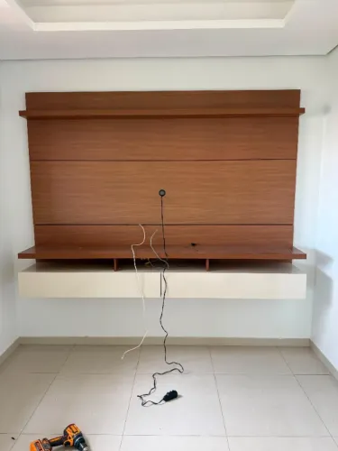 Painel para TV com Rack Suspenso e 3 Portas Basculantes