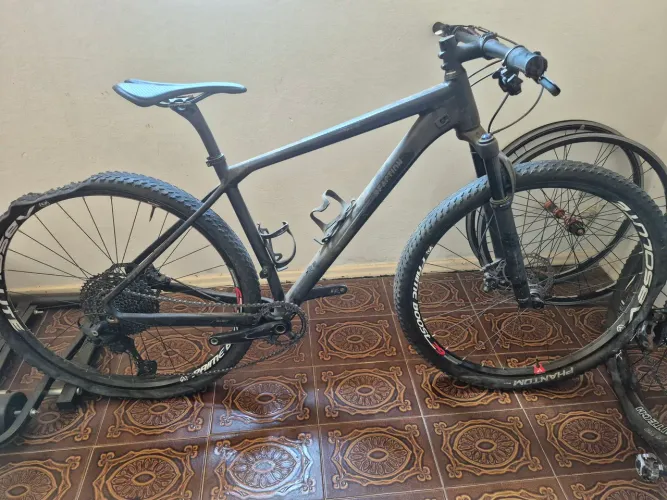Bicicleta Cube aro 29 Tamanho 19 suspensão fox