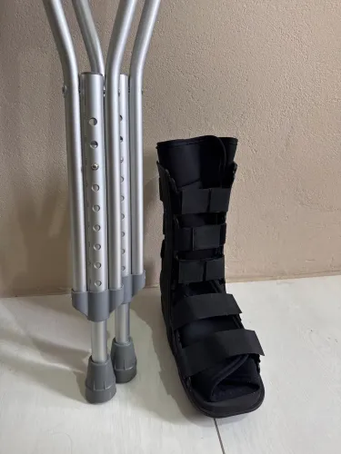 Bota imobilizadora e par de muletas