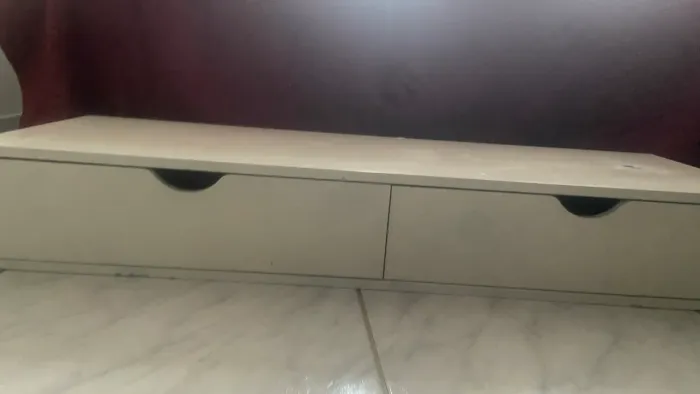 Prateleira suspensa com gaveta