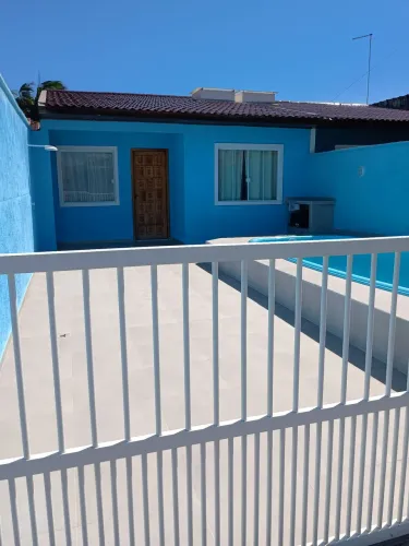 Casa com piscina em matinhos 