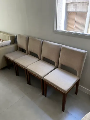 Conjunto de cadeiras em madeira maciça