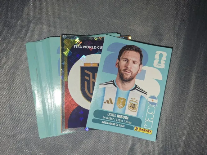 30 Figurinhas Copa 2026 Panini - Inclui Lionel Messi e 1 Brilhante (Sem Repetidas)