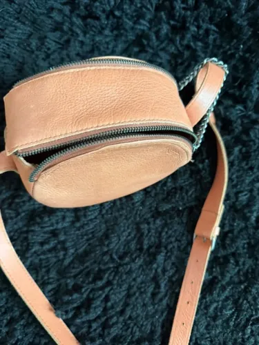 bolsa transversal via mia couro redonda caramelo