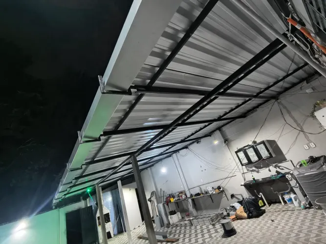 Manutenção, construção em telhado/ estrutura metálica e madeira 