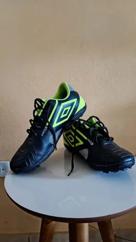 Chuteira Umbro Pro 5 Society Preto e Verde - Muito Conservada