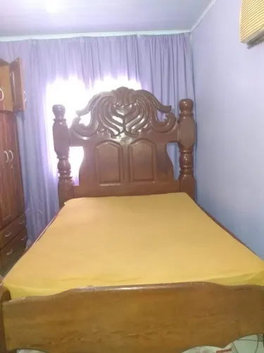 Cama de casal de madeira