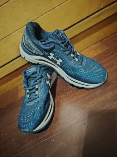 Tênis Under Armour Charged Spread