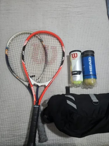 Kit tenis para iniciantes: Duas raquetes Wilson, bolas e bolsa de transporte.