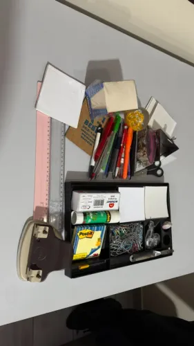 Itens de escritório (organizador, régua, lápis, caneta, borracha, cola, post-it, etc)