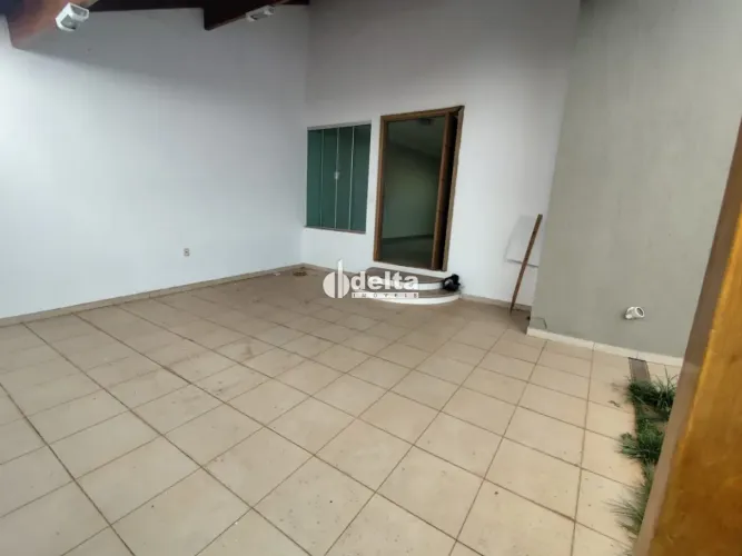Casa residencial com 3 quartos sendo 2 suítes, disponível para locação e venda no bairro C