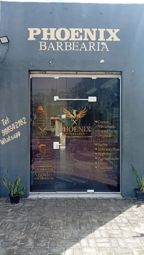 Precisa-se de barbeiro com experiência.