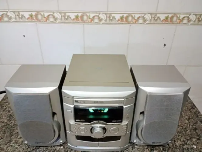 Som antigo Philco - CD, Rádio, Tape e entrada Aux. Funciona perfeitamente.