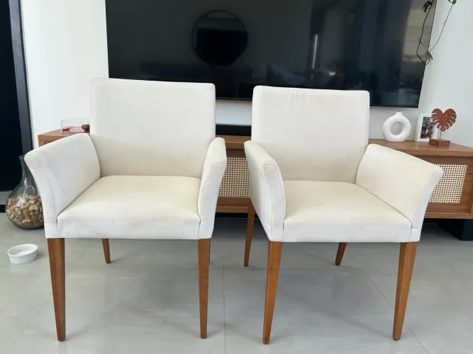 2 Poltronas estofadas com pés em madeira maciça.