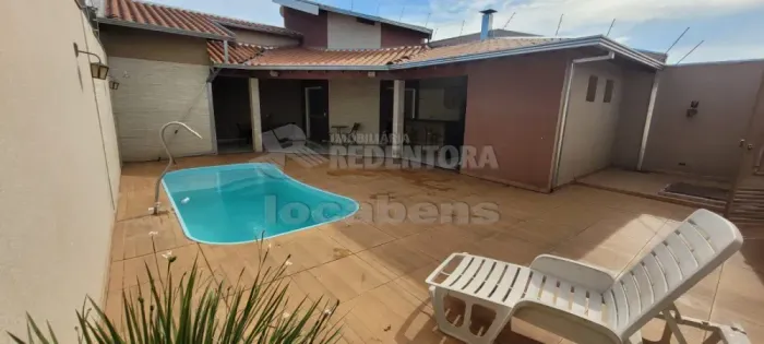 Santa Regina - Ótima casa com piscina em bairro tranquilo.