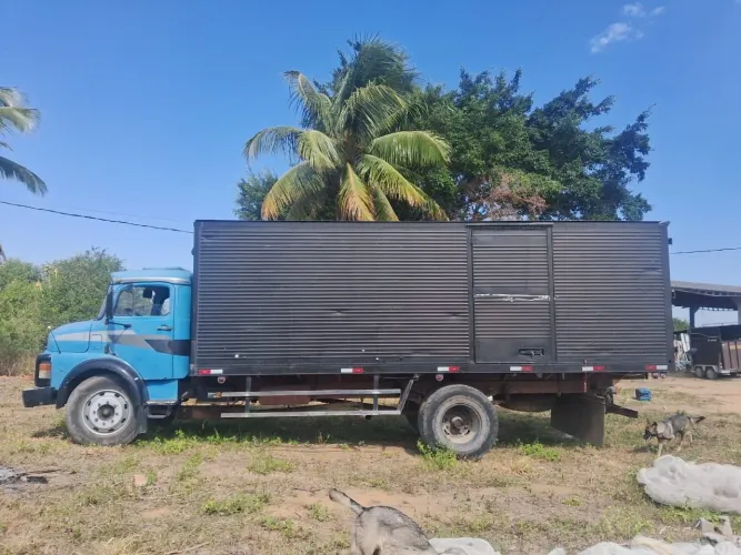 Caminhão MB1113, baú