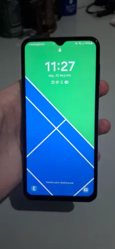 Celular Samsung A23 - O trincado que aparece na foto é da película, e não da tela.