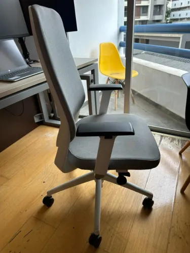 Cadeira ergonômica de escritório cinza e branca
