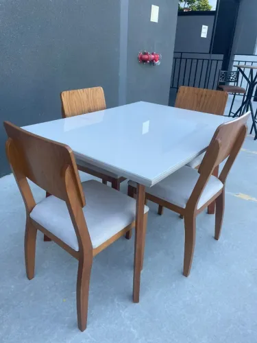 MESA DE JANTAR COM 4 CADEIRAS MADEIRA MACIÇA (NOVA)