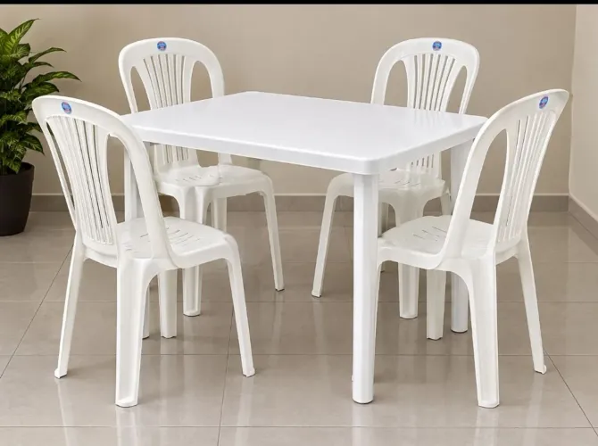 Mesa de plástico com 4 cadeiras usada