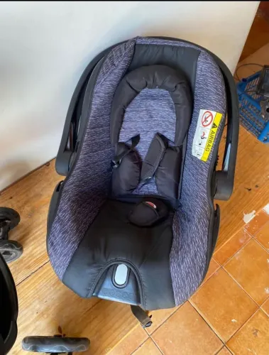 Assento de bebê pouco tempo de uso. 