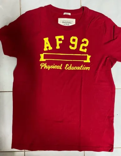 Camiseta abercrombie muscle vermelha g em perfeito estado