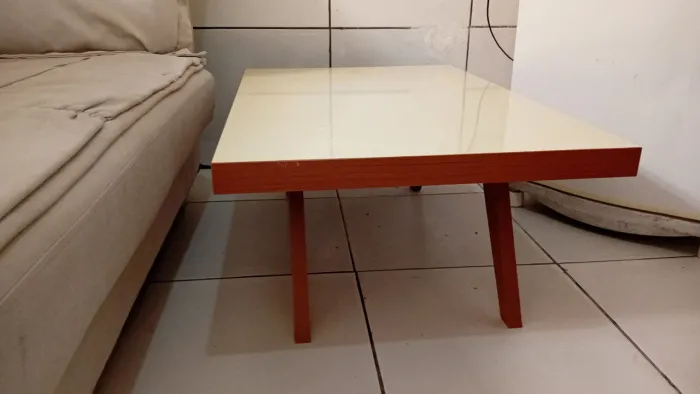 Vende-se mesa de centro pequena