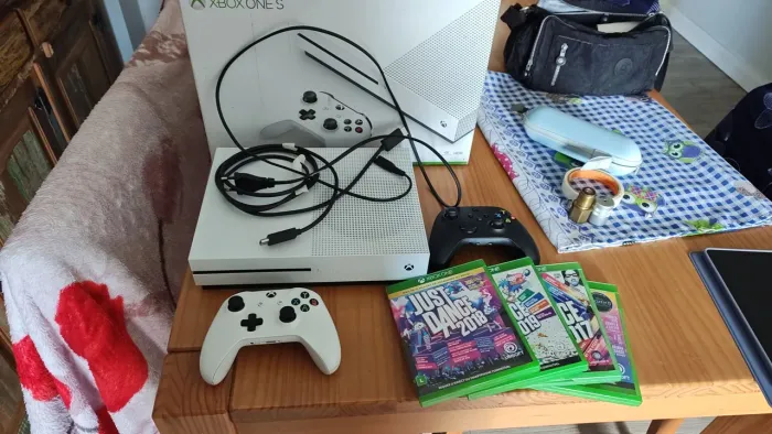 Xbox one S com 2 controles + 4 jogos Just dance mídia física 