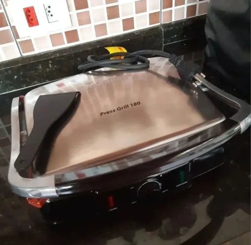 (Usado) Grill Red Ceramic Mondial e Sanduicheira Waffle Black + Decker