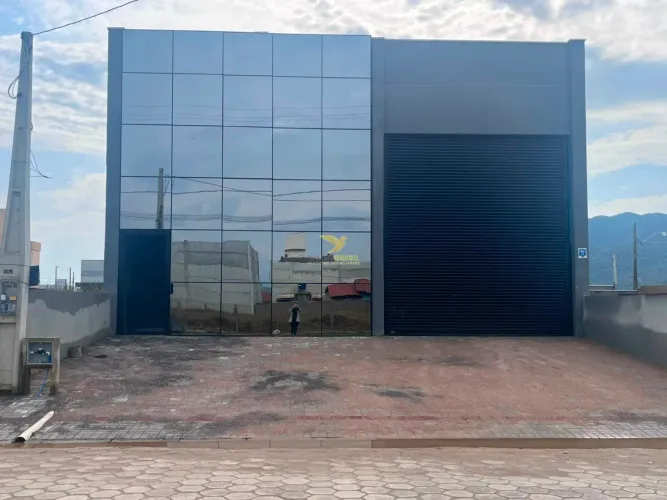 Galpão para locação em Tijucas/SC 330 m² com mezanino e escritório