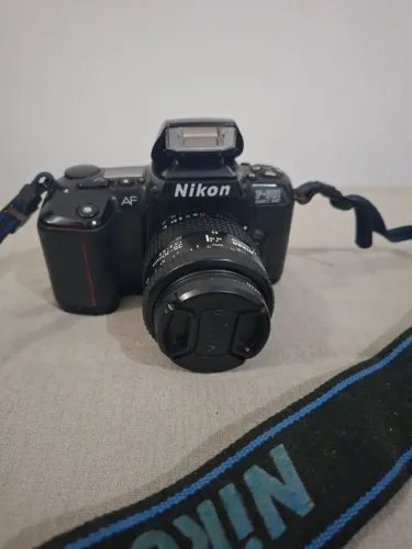 Câmera Nikon F601 com objetiva AF Nikor 35-70mm; bateria nova (sem uso)
