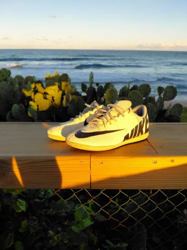 CHUTEIRA NIKE MERCURIAL VAPOR 15 CLUB IC FUTSAL AMARELA 39/40