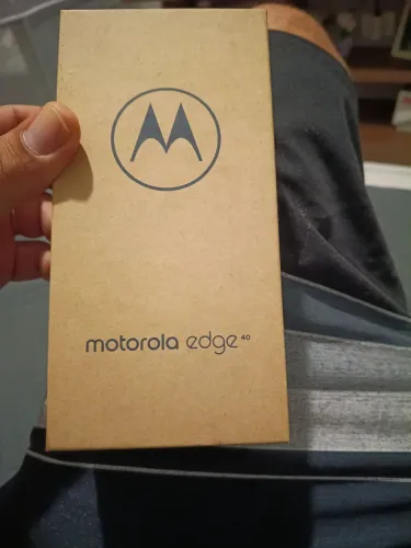 Moto Edge 40 frontal quebrada.