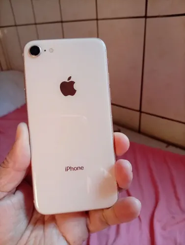 Vendo iPhone 8 64 Gb dourado  bateria não está carregando 300 reais  tem nota fiscal 