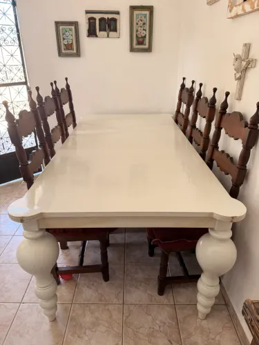 Conjunto mesa de jantar e cadeiras em madeira