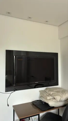 Tv Samsung 42 polegadas + painel tv + chromecast 
