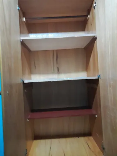 Guarda roupa de madeira - usado