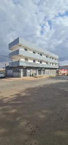 Vendo Prédio QNM 05 CEILÂNDIA com 8 apartamento e 4 lojas com renda de R$ 14.000,00