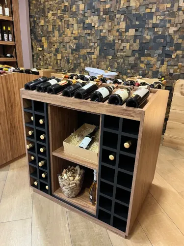 Berço expositor de vinhos