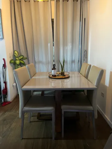 Mesa e cadeiras