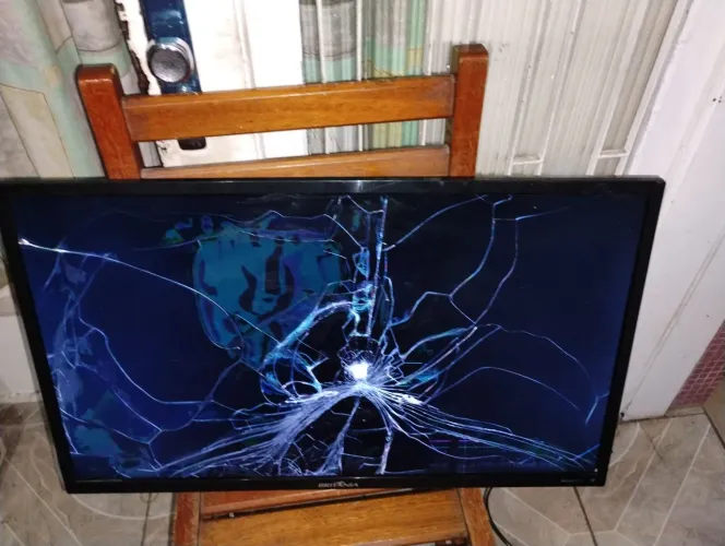 TV Britânia LED SMart 32 Polegadas Modelo BTV32D10N58KH Tela trincada