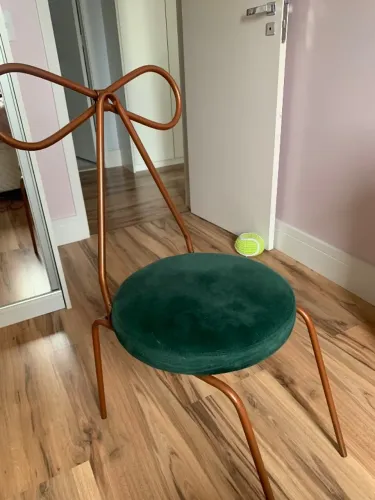 Cadeira laço em cor cobre com veludo verde