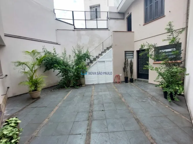 Sobrado na Aclimação, 140m², 3 quartos , 1 suíte , 2 vagas , fins comerciais, zona mixta.