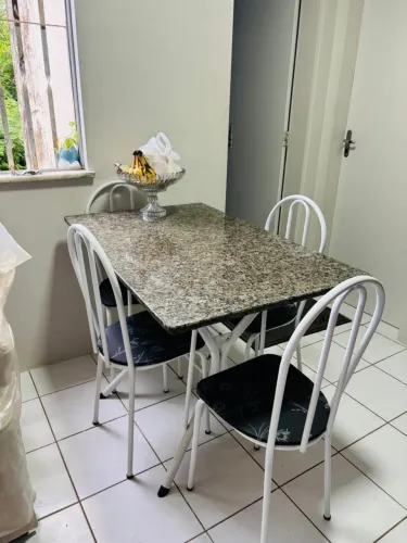 Vende-se mesa de 4 cadeiras 500,00