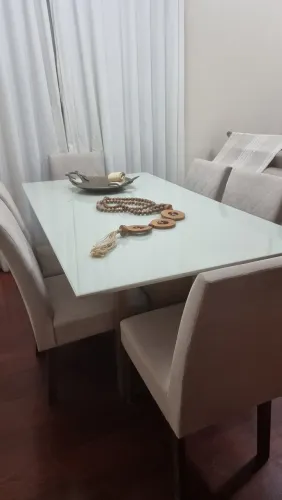 Mesa com 6 cadeiras e tampo laqueado
