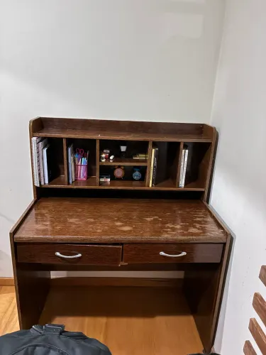 Mesa de estudo/escritório em madeira com cadeira com nichos organizadores