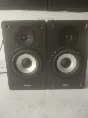Caixas de som edifer em perfeito estado de funcionamento