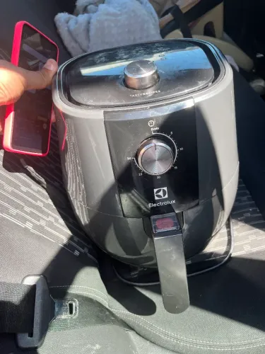 Vendo Airfryer Eletrolux Semi nova pouco tempo de uso.